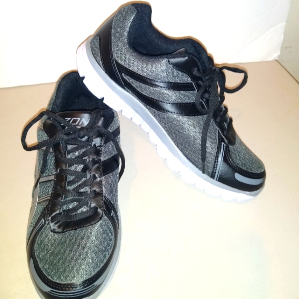 NWOT Men's Zone Pro Sneakers